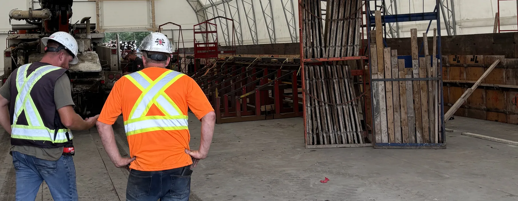 Équipe de coffrage sur un chantier