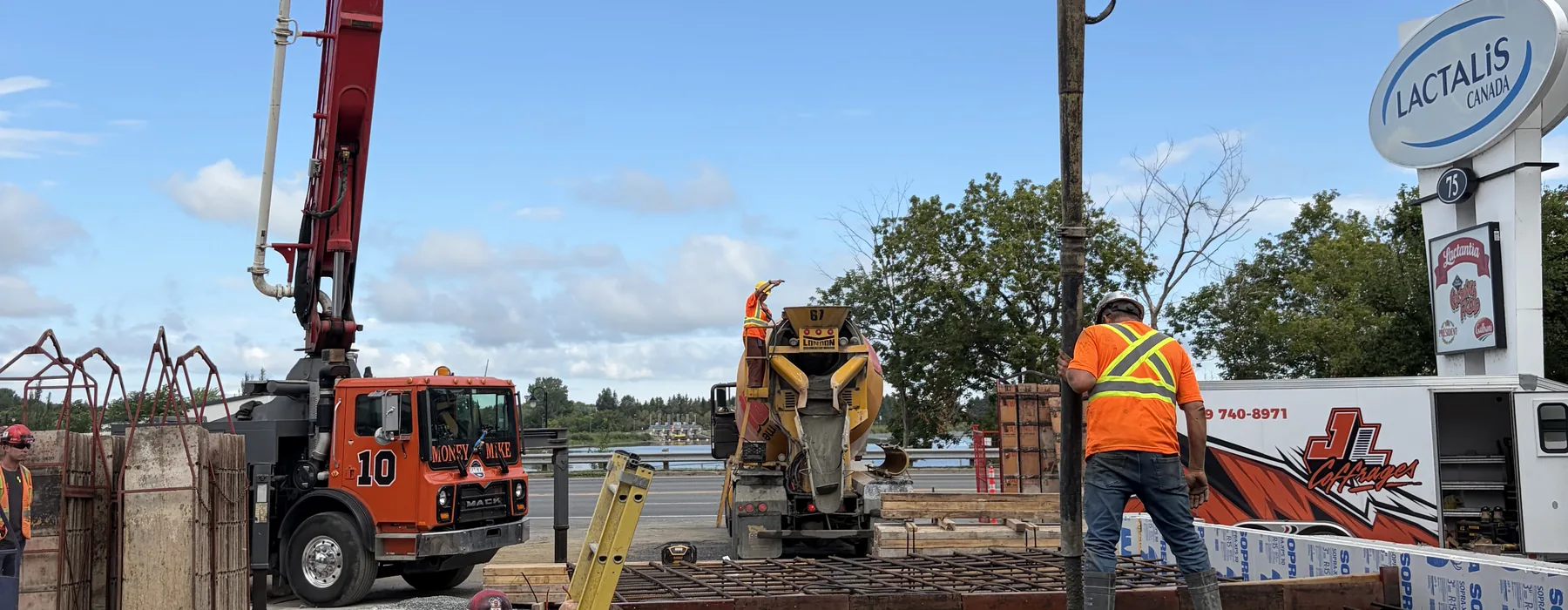 Mur de fondation décoffré sur un chantier commercial