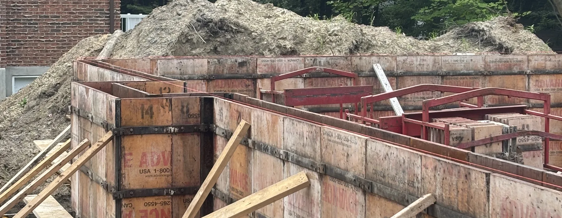 Camion-grue JL Coffrages sur un chantier résidentiel