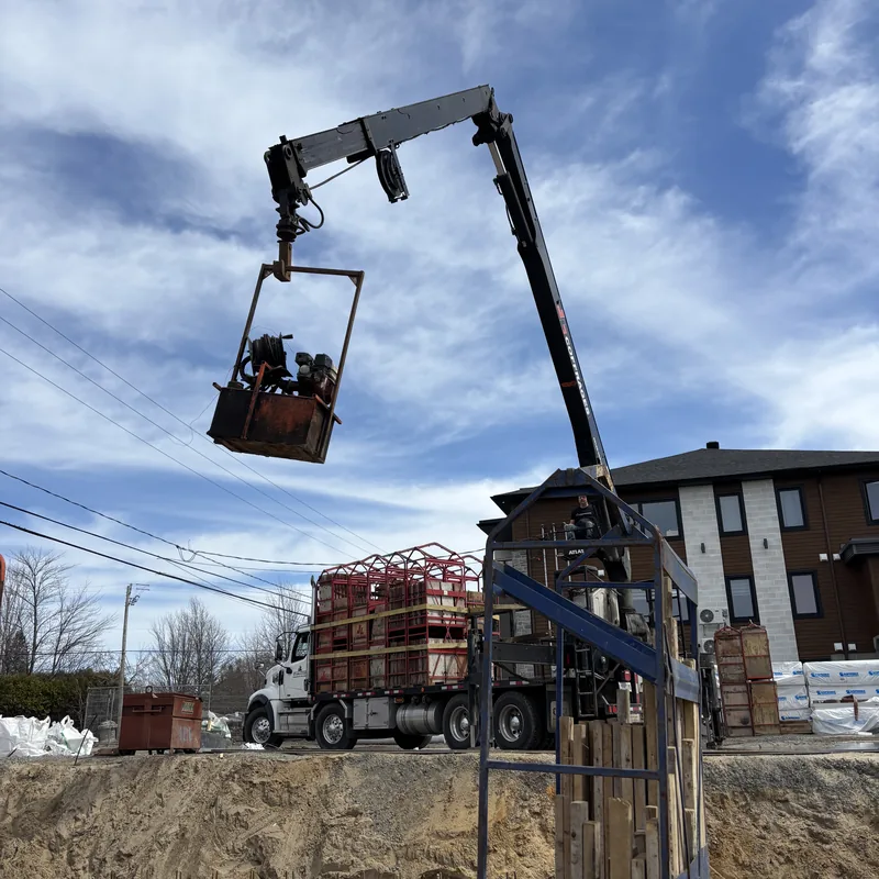 Levage d'une benne à béton par la grue JL