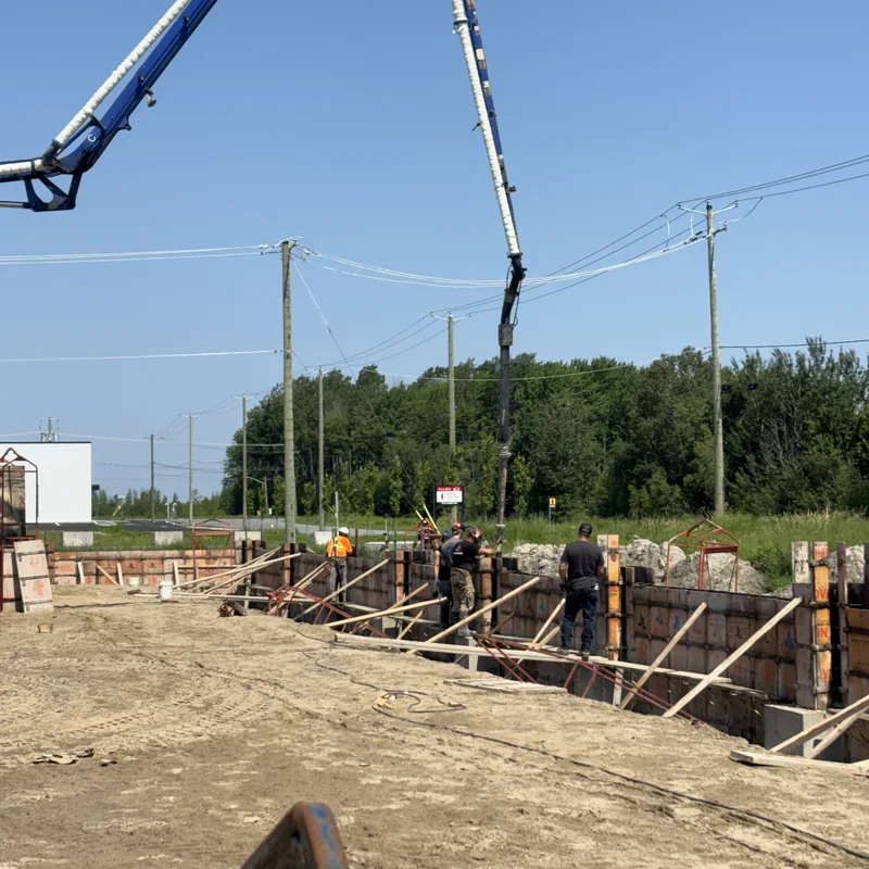 Pompe à béton en opération sur les fondations