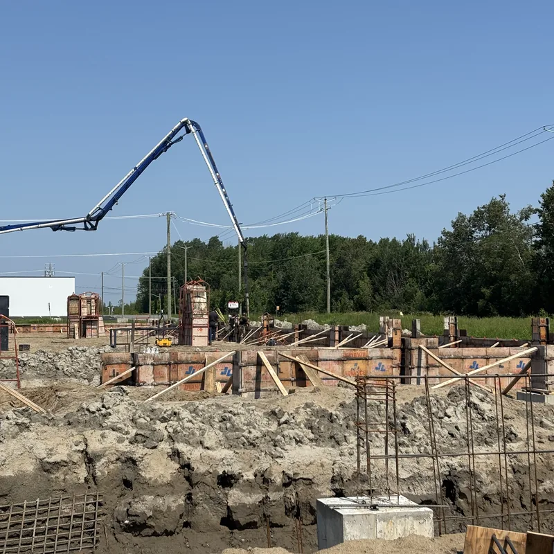 Coffrages de fondation prêts pour la coulée