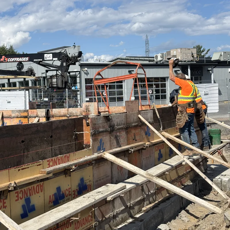 Finition d'un mur de fondation coffré