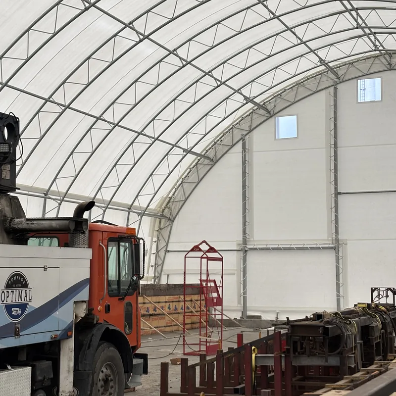 Pompe à béton dans un abri temporaire