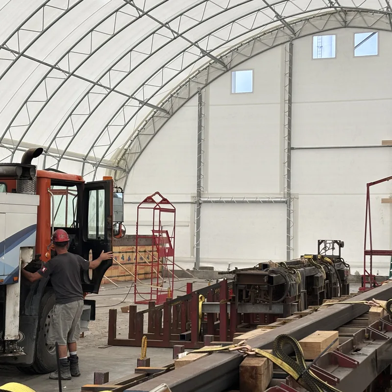 Chantier abrité pour travaux de béton