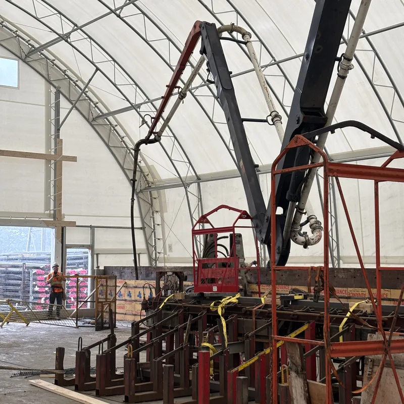 Flèche de pompe déployée dans un abri de chantier