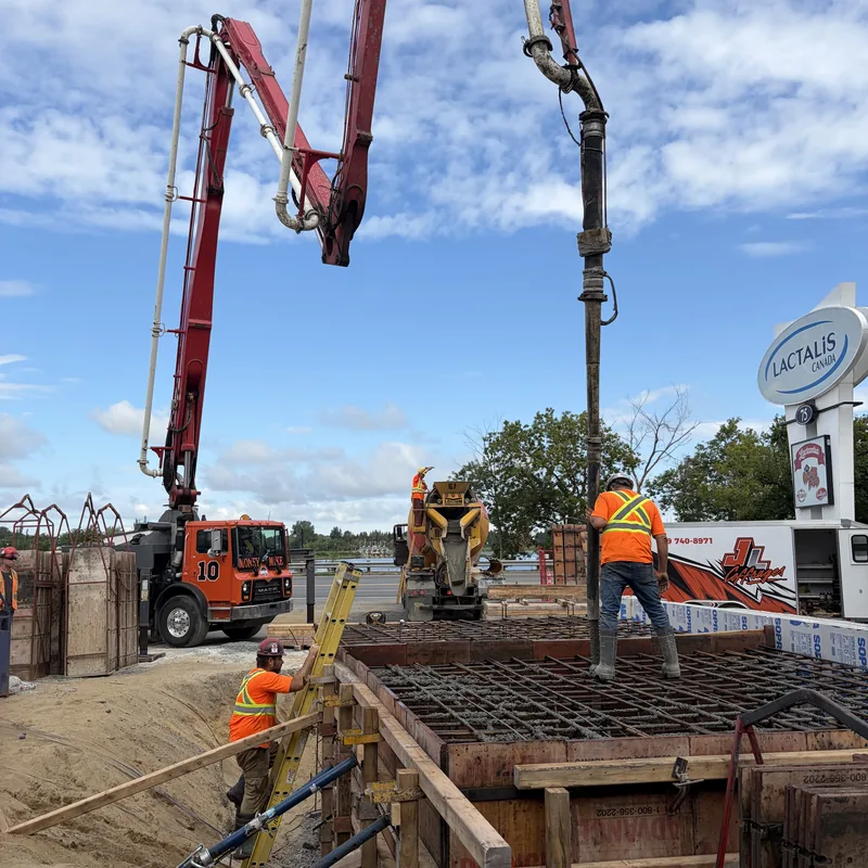 Coulée de béton à la pompe sur un chantier industriel