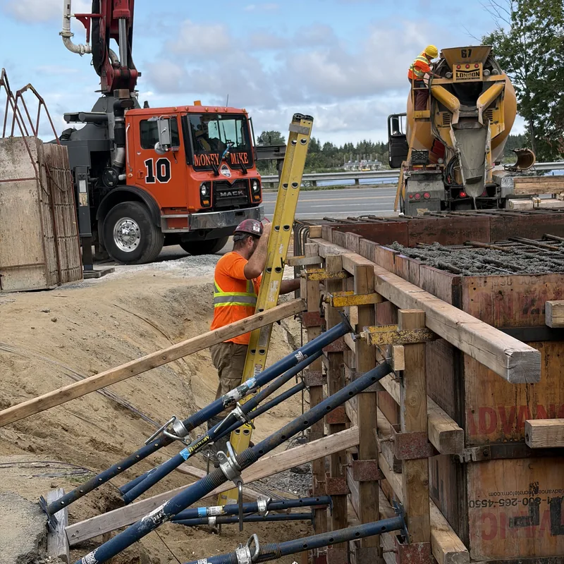 Pompe et bétonnière en opération le long de la route