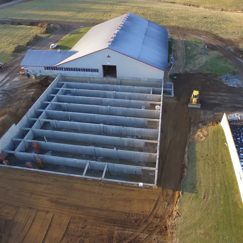 Vue aérienne d'une fosse agricole coffrée et d'un bâtiment de ferme